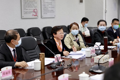 區(qū)政協(xié)副主席曹利元下組與委員交流.jpg