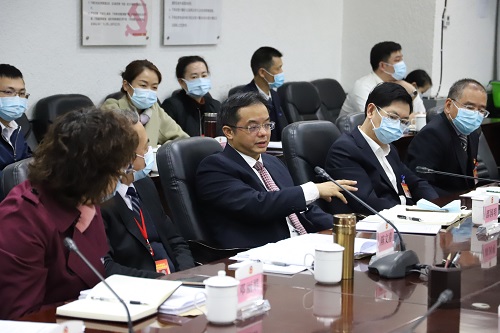 區(qū)政協(xié)主席邵國明下組與委員交流.JPG