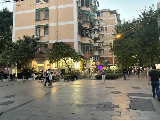現(xiàn)在的六運小區(qū),，已經(jīng)是新中軸線上的幸福社區(qū)和網(wǎng)紅打卡點。