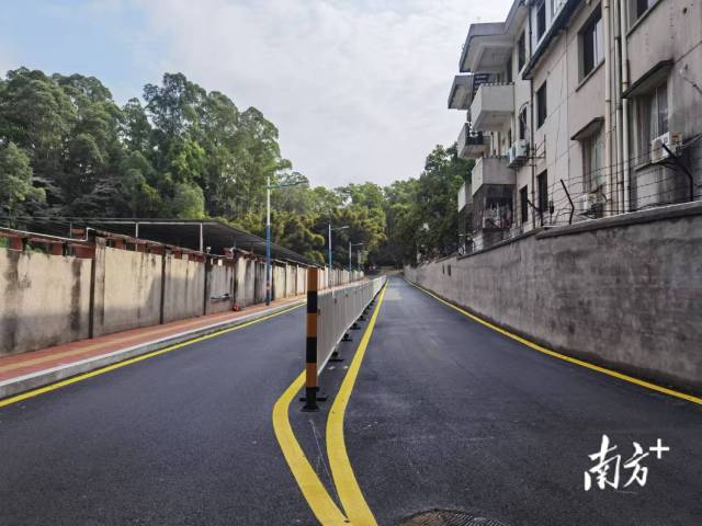 鳳凰街道柯木塱社區(qū)葫蘆嶺街六巷路面改造后（清理亂放車輛,、裝了護欄、鋪瀝青平整）