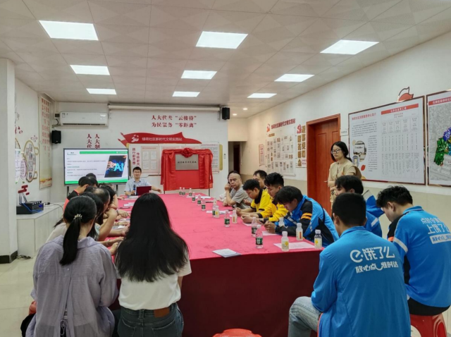 在老師指導(dǎo)下，居民與小哥們在實(shí)際操作中學(xué)習(xí)AI課程,。