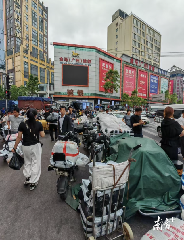 此前，沙河廣場(chǎng)路口水馬移位導(dǎo)致人車(chē)混行。（拍攝：黃小珍）
