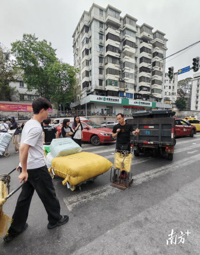 此前，魅力東方路口人車(chē)搶道現(xiàn)象。（拍攝：溫錦賢）