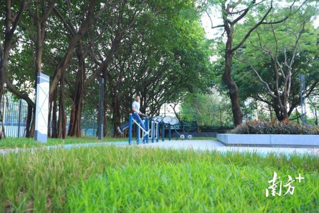 天體街角公園置入健身、休憩設(shè)施。