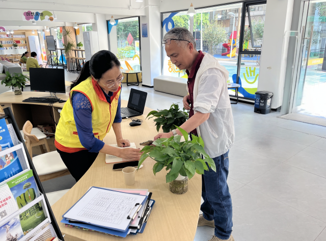 在天河區(qū)興華街的燕塘社區(qū)，新型黨群服務(wù)中心“美好生活里.燕鄰家”受到居民群眾好評(píng)。